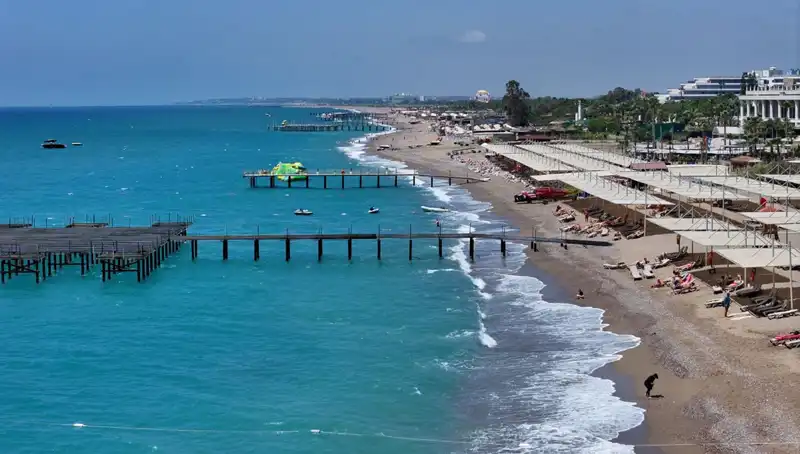 Antalya Sahillerinde Güneşli Hava Etkisini Gösteriyor: Tatilciler Akın Etti