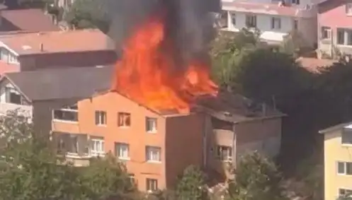 İstanbul'da Yangın Paniği: Dört Kişi Mahsur Kaldı, Olay Anları Ortaya Çıktı