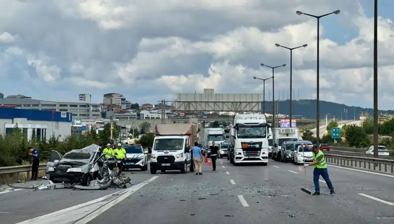 Otoyol Trafiğini Alt Üst Eden Kaza: Üç Kişi Sıkıştı
