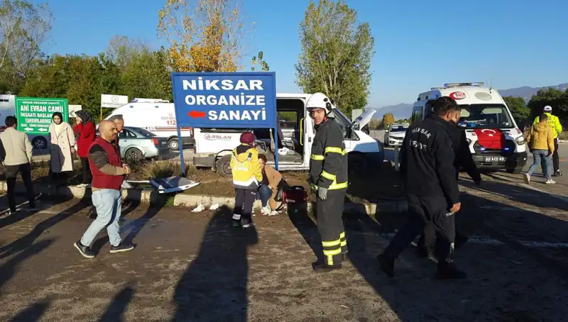 Tokat'ta Okul Servisleri Çarpıştı: 10 Kişi Yaralandı