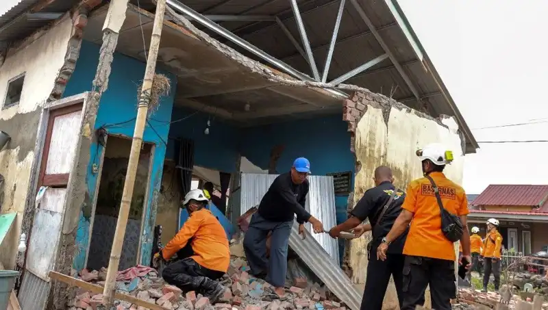 Endonezya'da Şiddetli Deprem: 5,7 Büyüklüğündeki Sarsıntı Evleri Yıktı