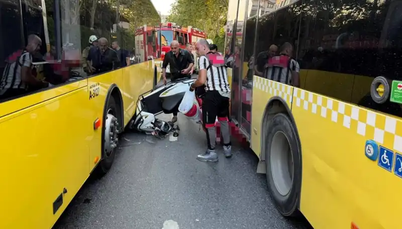 Motosiklet, İETT Otobüslerinin Arasında Mahsur Kaldı: O Anlar Kamerada!