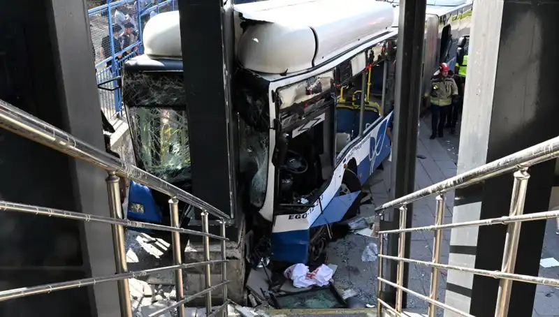 Ankara'da Belediye Otobüsü Kaza Yaptı: 27 Yaralı, Biri Ağır Hastaneye Kaldırıldı