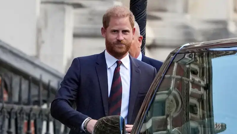 Prens Harry Aile İlişkilerini Yeniden İnşa Etmek İstiyor