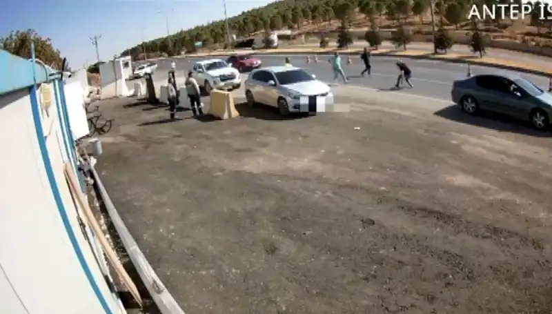 Polise Çarpıp Kaçan Avukatın Poşetinden Uyuşturucu Çıktı, Şok Olacaksınız!