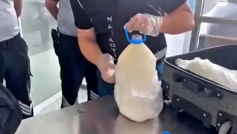 Havalimanında Büyük Operasyon: Süt Şişesinde 12 Kilo 800 Gram Esrar Ele Geçirildi!