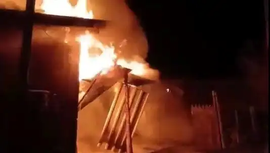 Karabük'te Korkutan Yangın: İki Ev Küle Döndü, Sebepleri Araştırılıyor