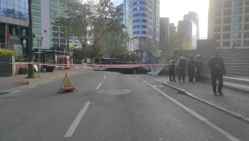 Sarıyer'de Yol Çökmesi: İhmal Mi, Doğal Olay mı? Cadde Trafiğe Kapandı