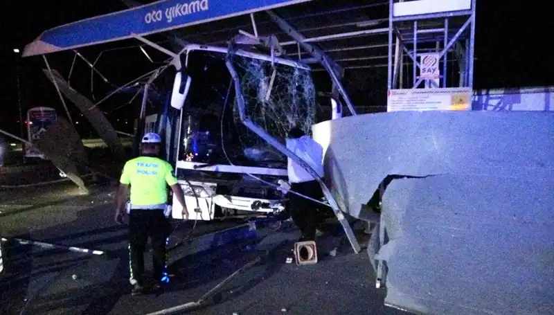 Göz Göre Göre Gelen Felaket: Otobüs Oto Yıkamaya Daldı!