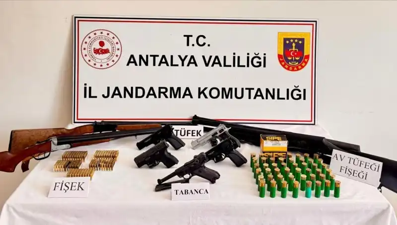 Antalya'da Ruhsatsız Silah Operasyonu: 25 Silah Ele Geçirildi!