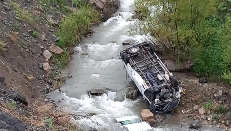Hakkari'de Minibüs Devrildi: Facia Sonucu 2 Can Kaybı ve 3 Yaralı