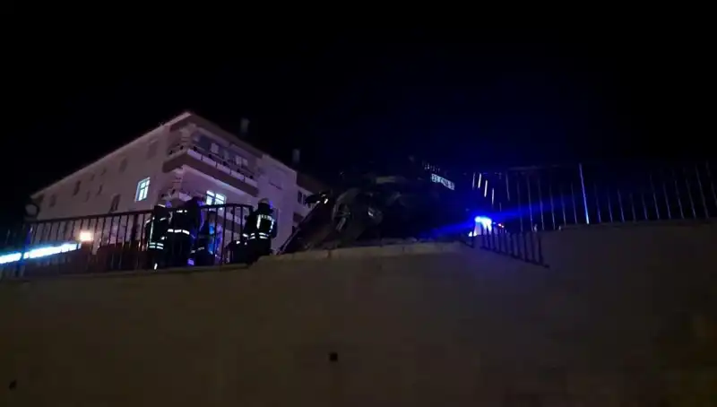 Kontrolden Çıkan Araç Bariyere Çarpıp Asılı Kaldı, O Anlar Kamerada!