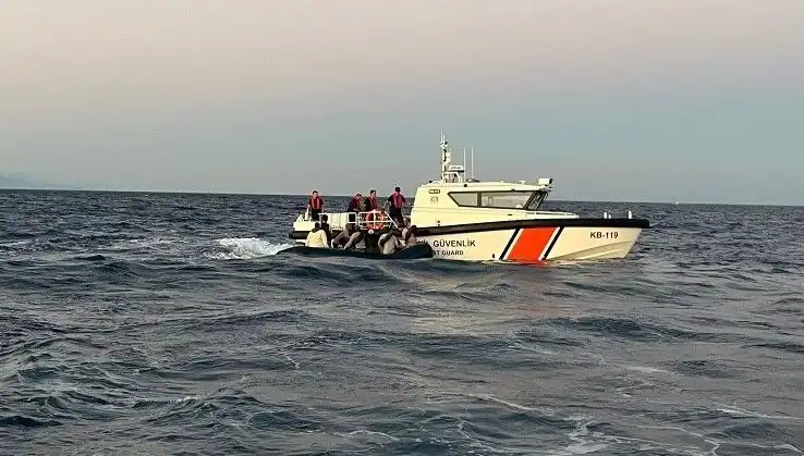 Ayvacık'ta Göçmen Krizi: 17 Kişi Denizde Yakalandı