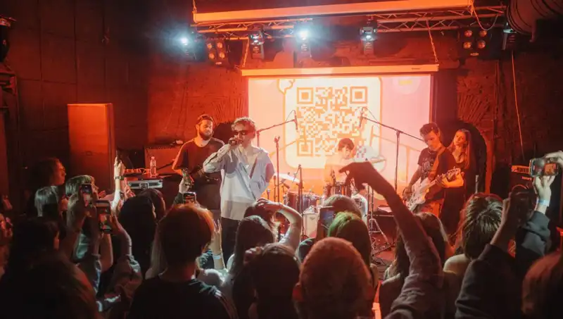 Savaş Ortasında Sanat: Bir Şehirde Saldırı ve Konser Aynı Anda Gerçekleşti