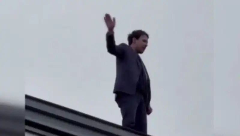 Milletvekili Meclis Çatısında Sıra Dışı Protesto: "Bir Adım Daha Atarsan Atlarım!"