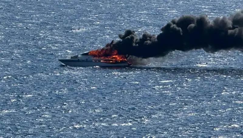 İzmir'de Motoryatında Yangın Korkutan Anlar Yaşattı