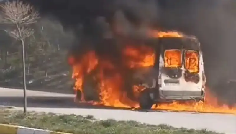 Havalimanı Servis Aracı Alev Alev Yandı, Personel Büyük Korku Yaşadı!