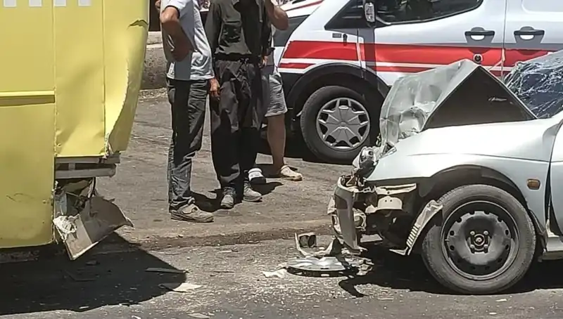 Halka Açık Ulaşımda Kazalar: Halk Otobüsü ve Otomobil Çarpıştı