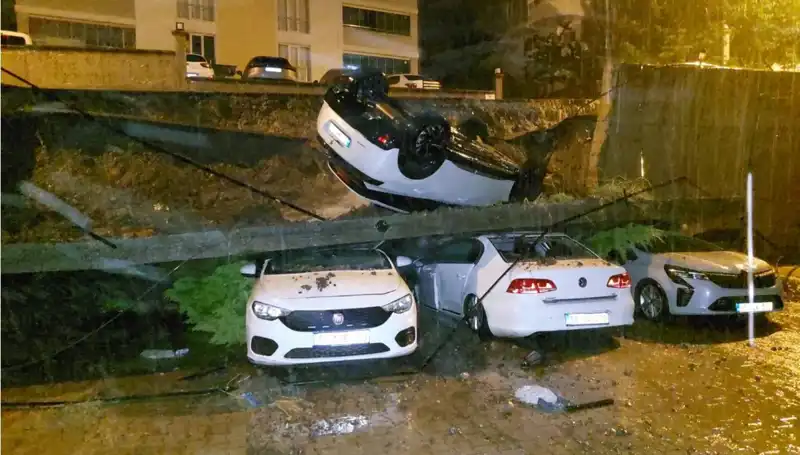 Dikkat Çeken Olay: Duvar Çöktü, Dört Araç Mahvoldu!