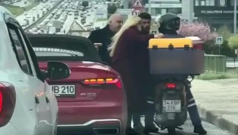 D-100'de Dehşet Anları: Motokuryeye Silah Çeken Sürücü Gözaltında!