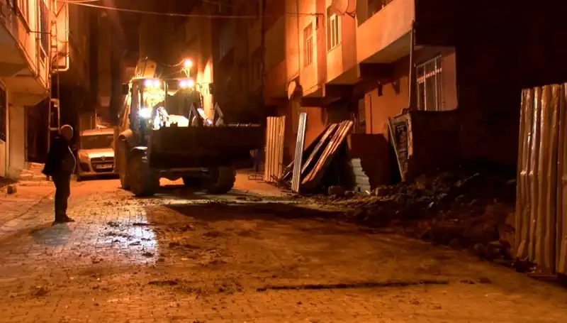 Bağcılar’da Tehlike Alarmı: Yana Yatana Bina Neden Boşaltıldı?