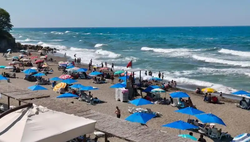 Akçakoca'da Aşırı Dalga ve Fırtına Sonrası Deniz Yasağı İlan Edildi