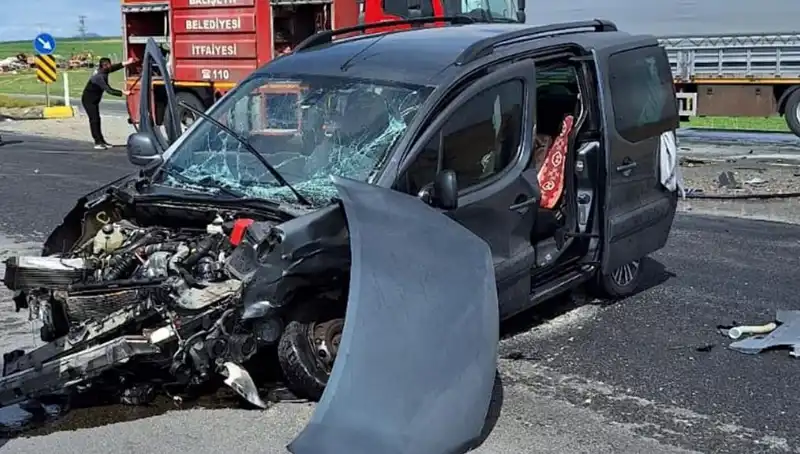 Ankara Yolunda Feci Kaza: Üç Kişi Yaralandı, Olay Anı Kameralara Yansıdı