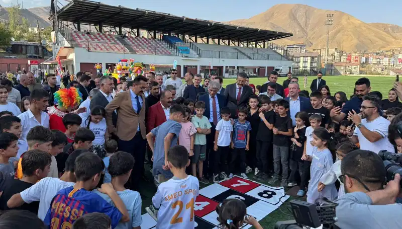 Hakkari'de Renkli ve Coşkulu Anadolu Şenliği Başladı