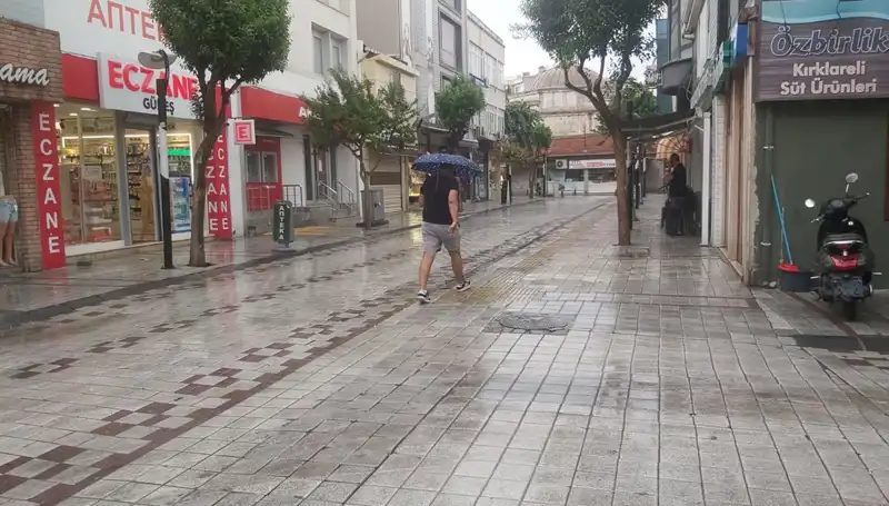 Kırklareli'de Yağmurun Dansı: Şehri Saran Sağanak Yağışın Etkileri