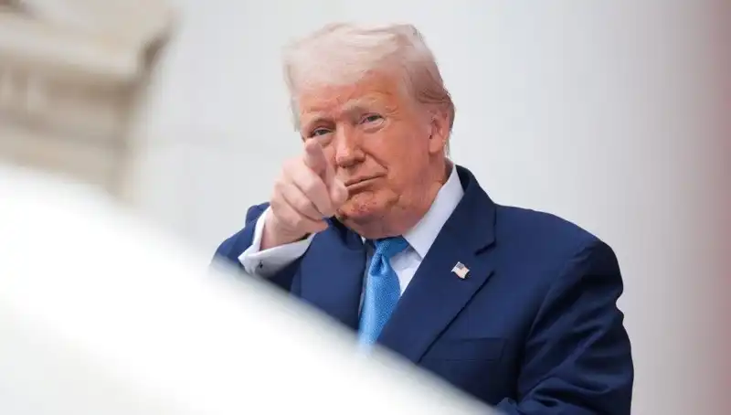 Adalet Bakanlığı'ndan Şok İddia: Trump, Epstein Belgelerinde Geçiyor!